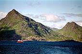 Le isole Lofoten Norvegia. L'Hurtigruten  Midnatsol esce dal Raftsundet per entrare nelle acque pi ampie davanti a Svolvaer.